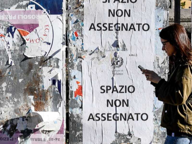 Negli ultimi anni il pubblico &egrave; diventato attore. E&rsquo; successo  quasi per scherzo: qualcuno del pubblico vuole salire sul palco?&rdquo;. Poi si &egrave; confuso tutto, palco e platea, altro che avanguardie teatrali