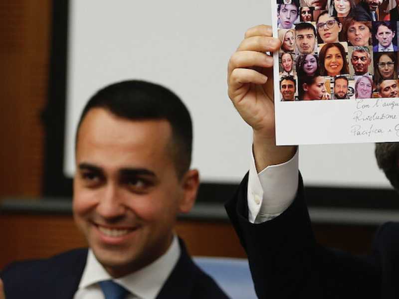 Il vicepremier del M5s, Luigi Di Maio, accanto al presidente della Camera Roberto Fico (Foto LaPresse)
