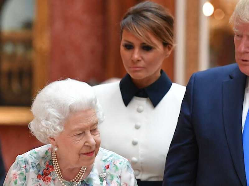 Donald Trump e sua moglie Melania con la regina Elisabetta (Foto LaPresse)
