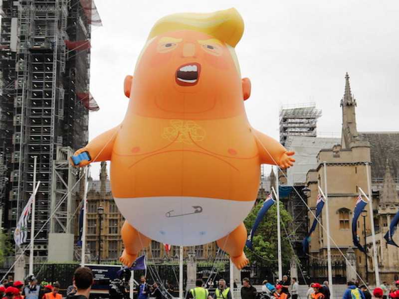 Un enorme gonfiabile di Donald Trump nella manifestazione di oggi a Londra (Foto LaPresse)
