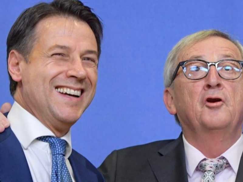 Il premier Giuseppe Conte e il presidente della Commissione Ue, Jean Claude Juncker (foto LaPresse)