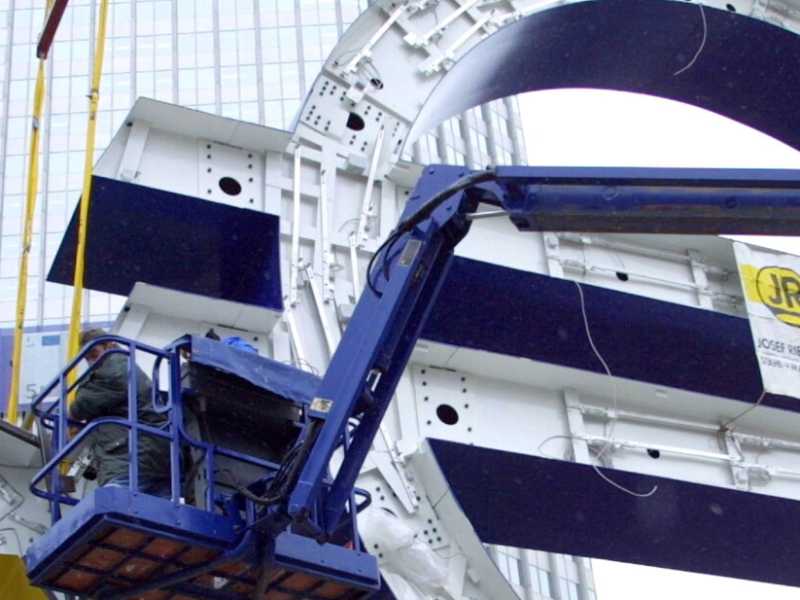 L'allestimento del simbolo gigante dell'euro davanti alla sede della Bce a Francoforte, nel 2001 (LaPresse)