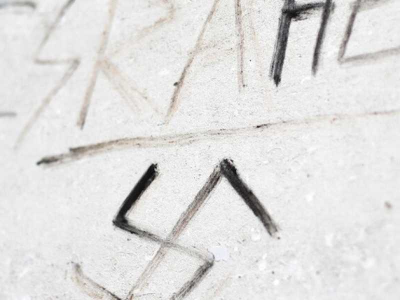 Una svastica nazista su una tomba in un cimitero ebraico a Londra (Foto LaPresse)