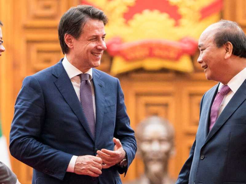 Il presidente del Consiglio, Giuseppe Conte, con il primo ministro vietnamita, Nguyen Xuan Phuc . Foto LaPresse
