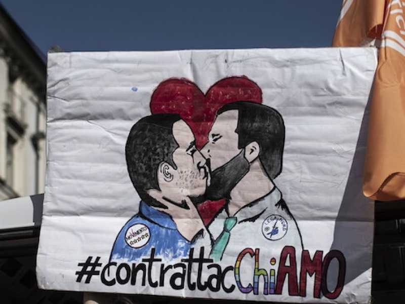 Un poster con Luigi Di Maio e Matteo Salvini (Foto LaPresse)