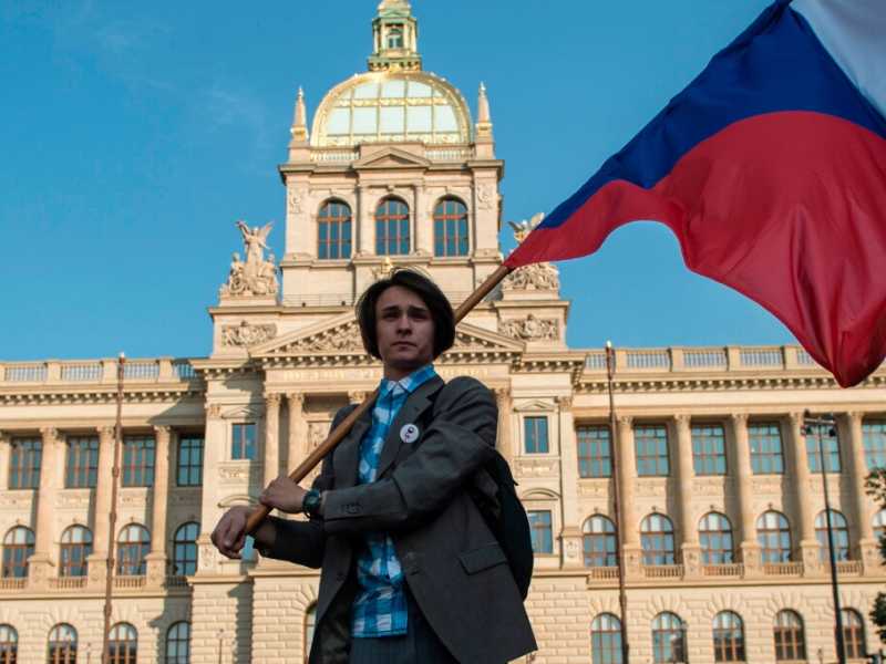 Una manifestazione per chiedere le dimissioni del primo ministro ceco Andrej Babis il 4 giugno 2019 sulla Piazza Venceslao a Praga (foto LaPresse)