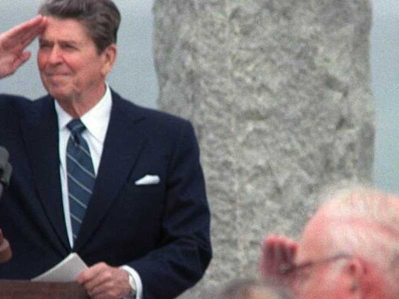 Ronald Reagan fa il saluto militare durante la cerimonia per la commemorazione dei 40 anni del D-day, il 6 giugno 1984 (Vincent R. Kritts/ US Military)