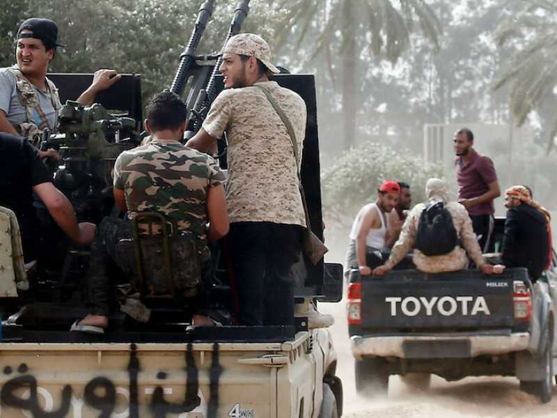I soldati del general Khalifa Haftar si preparano a uno scontro a sud di Tripoli (Foto LaPresse)
