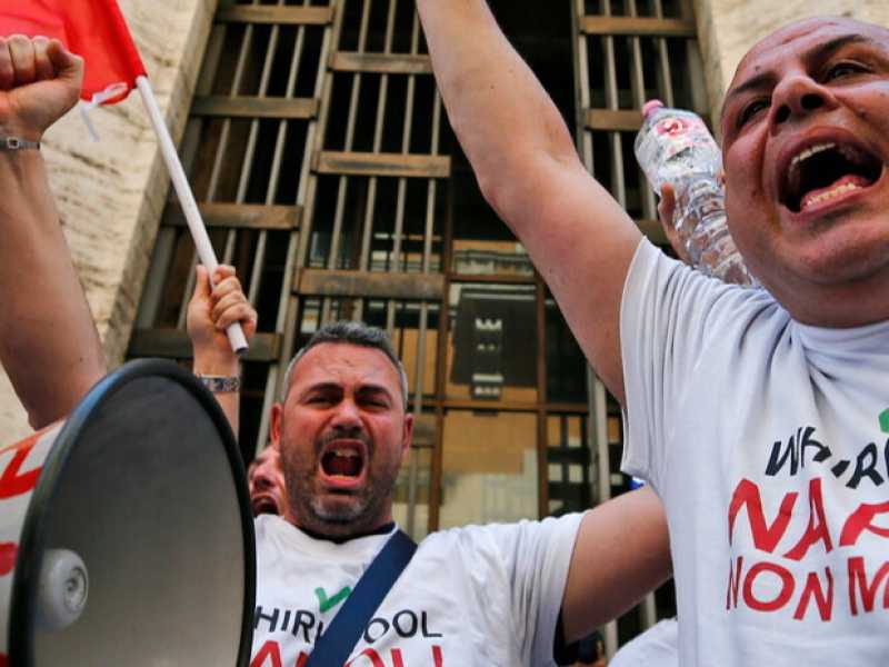 Manifestazione dei lavoratori della Whirlpool davanti al ministero dello Sviluppo Economico a Roma (foto LaPresse)