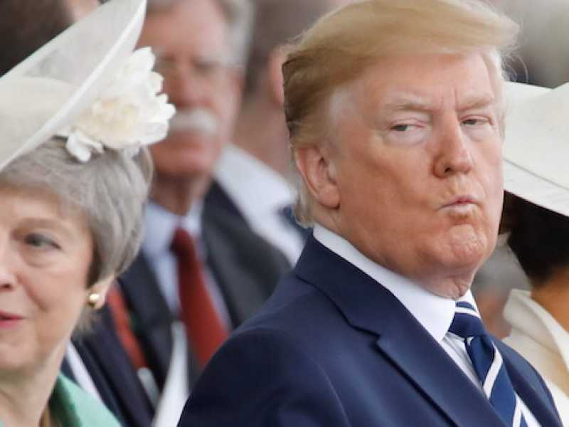 La premier britannica Theresa May e il presidente americano Donald Trump alle celebrazioni per l'anniversario del d-Day a Portsmouth (Foto LaPresse)