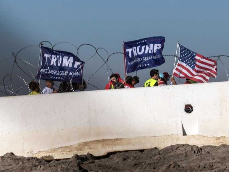 Manifestanti pro-Trump al confine tra Stati Uniti e Messico (foto LaPresse)