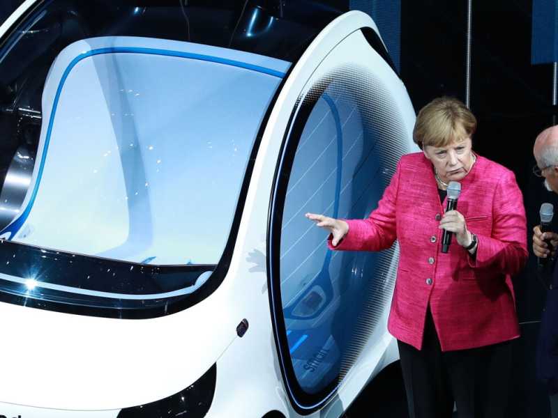 Germania, Angela Merkel inaugura il Salone dell'Auto 2017 di Francoforte (LaPresse)
