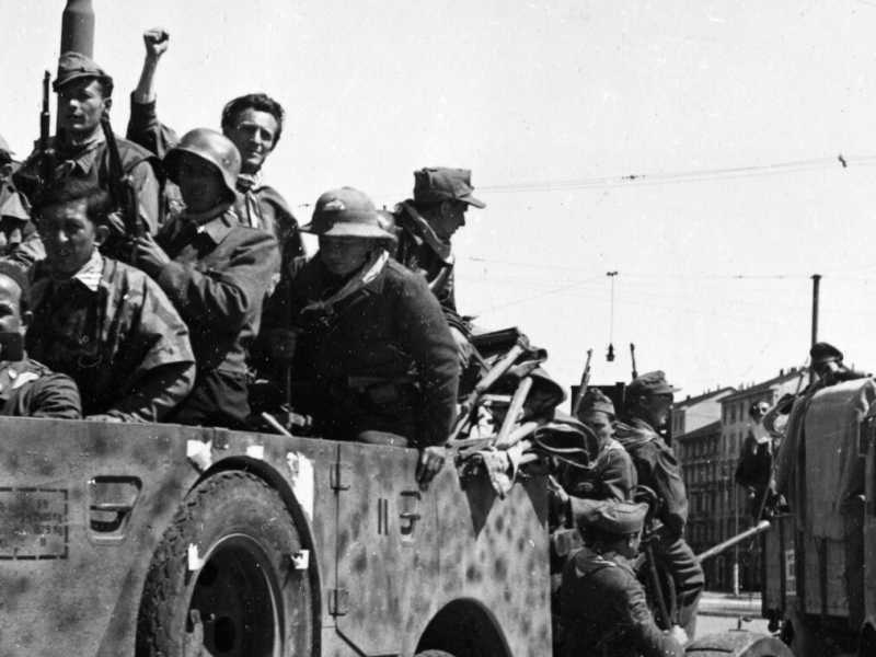 La liberazione. Colonne partigiane giungono in citt&agrave; a Milano (LaPresse)