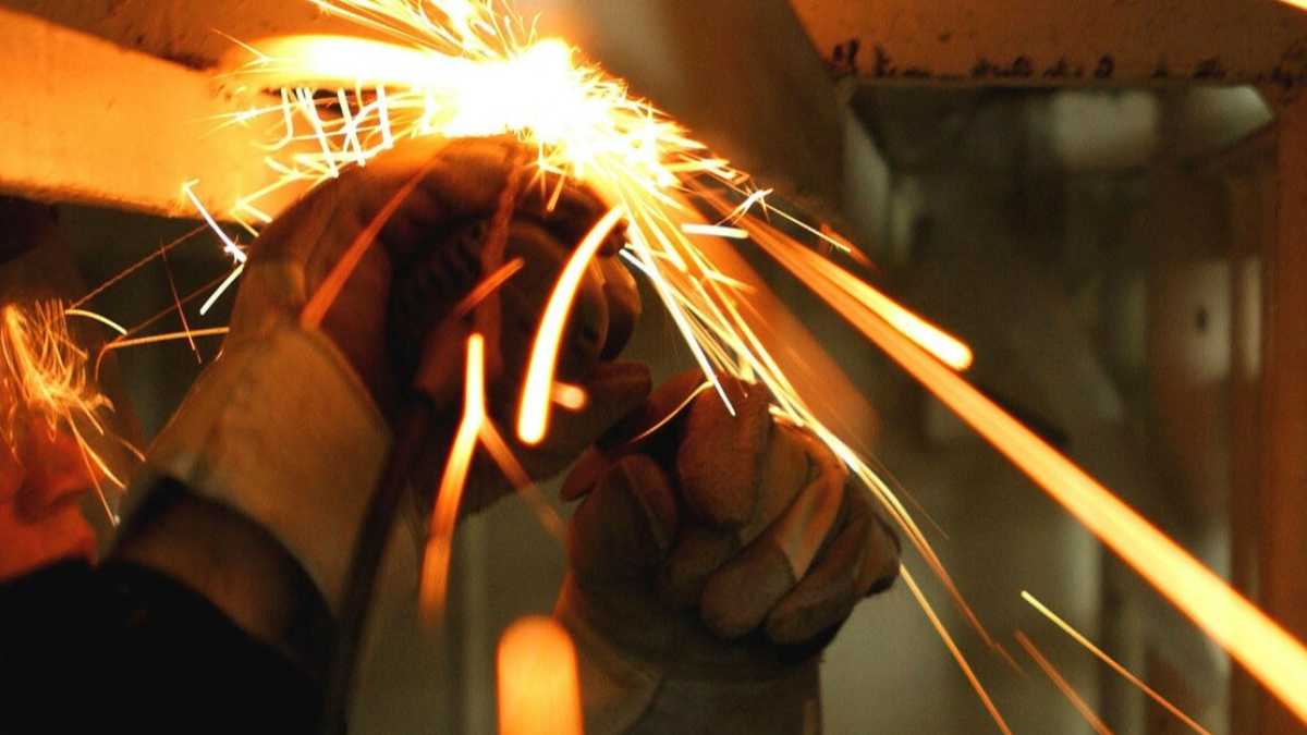 Immagine di La produzione industriale continua a scendere. Crolla l'auto (-17,1 per cento)