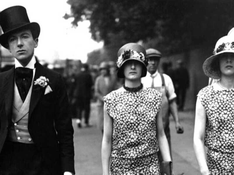 &Eacute;lite britannica negli anni Trenta: Cecil Beaton con le sorelle a Eton (foto via Wikimedia)