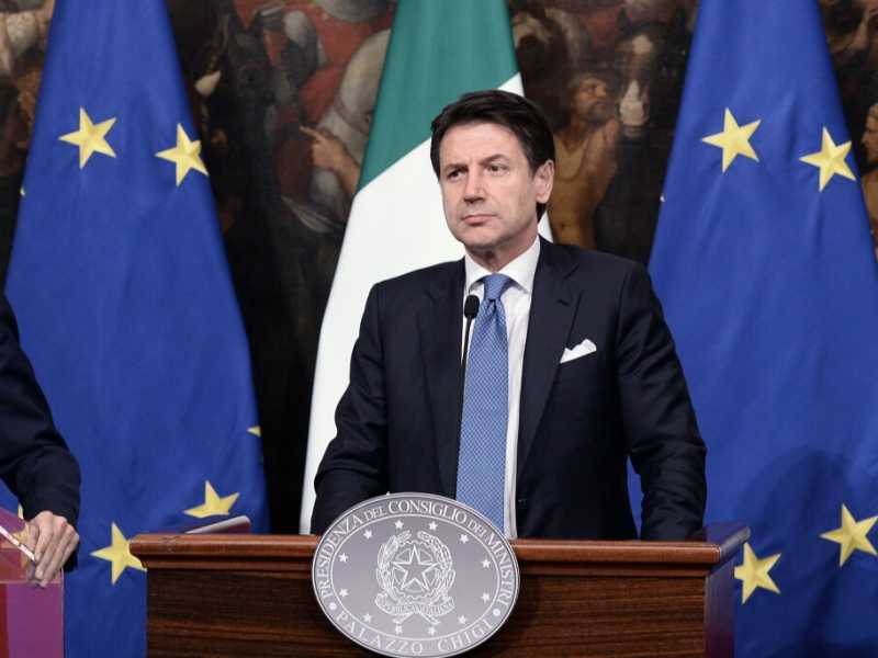 Luigi Di Maio e Matteo Salvini a fianco del premier Giuseppe Conte (Foto LaPresse)