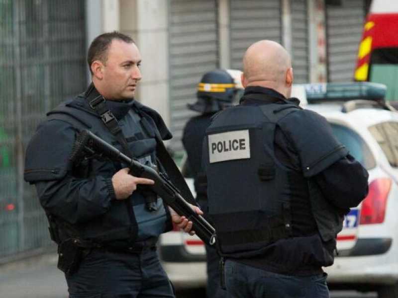 La polizia francese impegnata in un'operazione antiterrorismo in un'immagine di repertorio (foto LaPresse)
