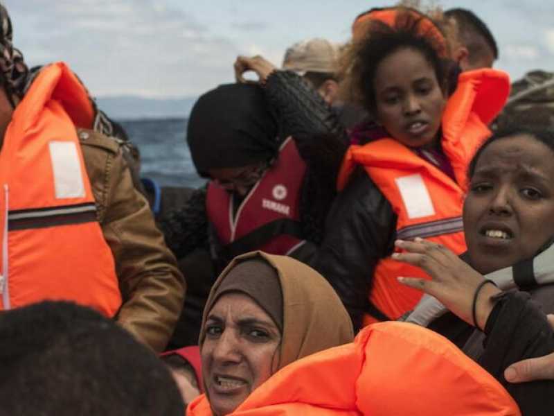 Uno sbarco di migranti sull'isola greca di Lesbo (foto LaPresse)