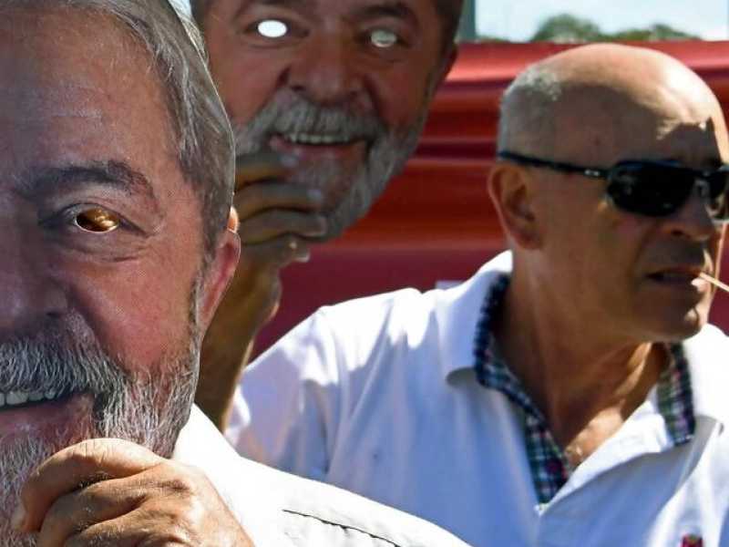 Davanti al ministero della Giustizia in Brasile i manifestanti  chiedono  la scarcerazione di  Luiz Inacio Lula da Silva e l&rsquo;arresto di Sergio Moro (foto LaPresse)  