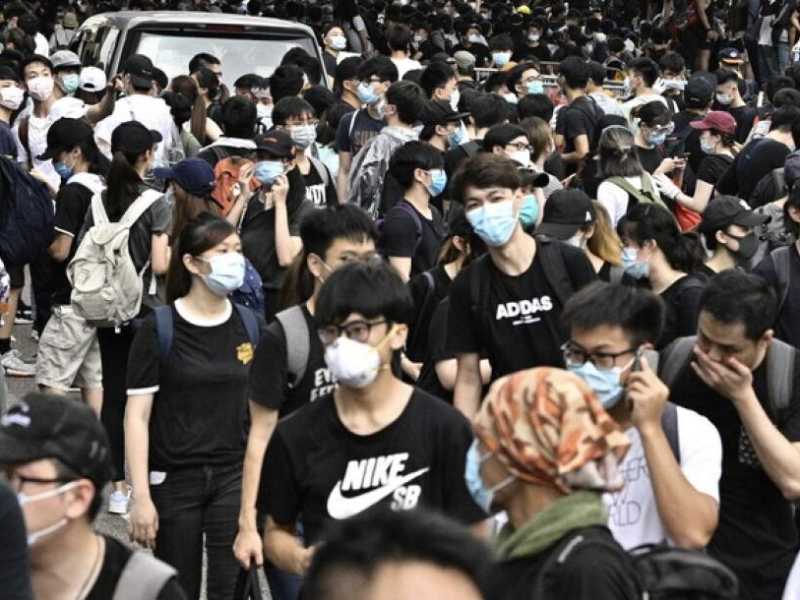 Giovani manifestanti per le strade di Hong Kong (foto LaPresse)