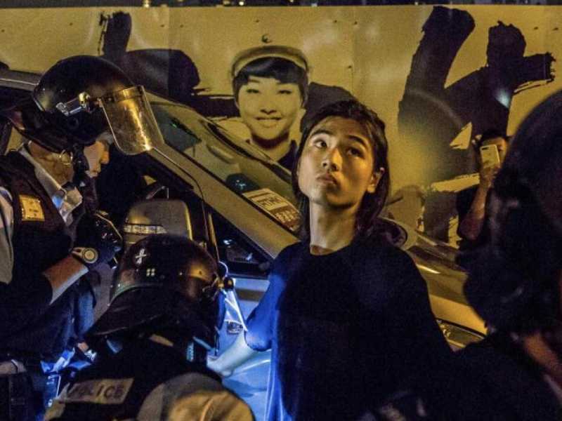 Forze di polizia e manifestanti per le strade di Hong Kong (foto LaPresse)