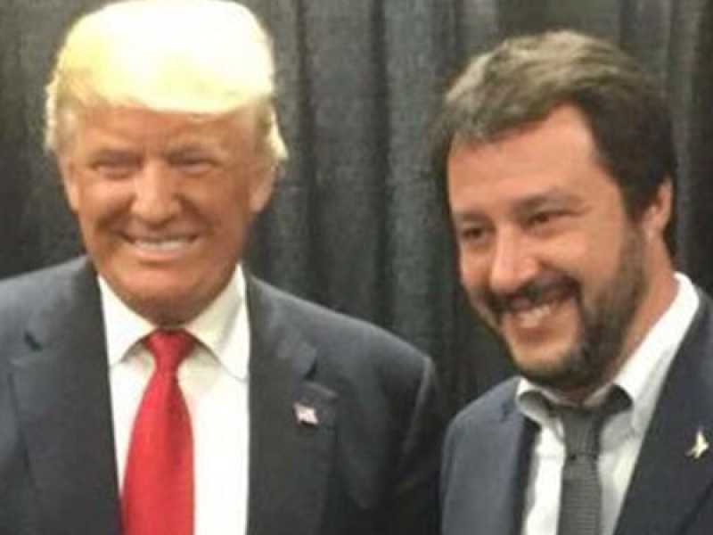 Matteo Salvini con Donald Trump durante il loro &ldquo;incontro&rdquo; nel 2016