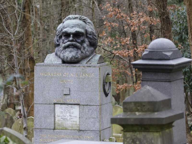 La tomba di Karl Marx nell'Highgate Cemetery di Londra (LaPresse)