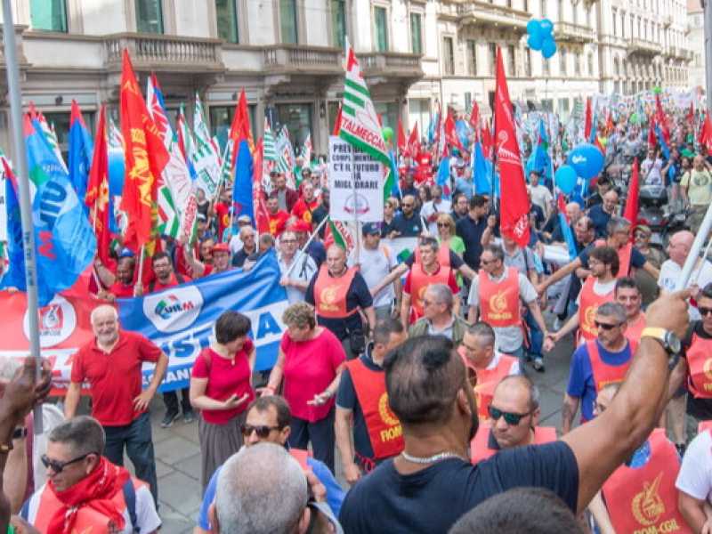 La protesta dei metalmeccanici a Milano (foto LaPresse)