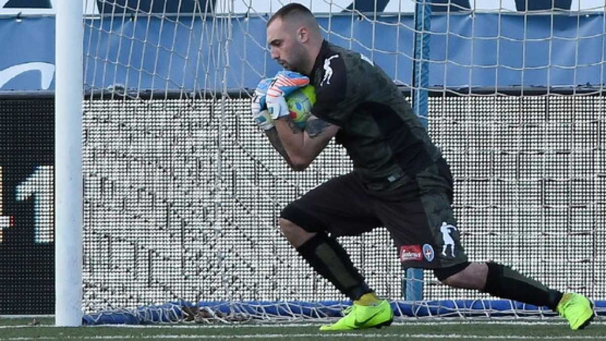 Immagine di Il portiere più battuto del mondo è anche il portiere più felice Riserva al Novara in Serie C, Elia Benedettini è l’unico professionista che gioca nel San Marino. Storia di un calciatore predestinato a subire caterve di gol