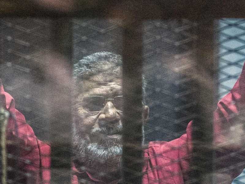 Foto scattata il 23 aprile 2016, l'ex preside dell'Egitto, Mohamed Morsi, dietro le sbarre durante il processo al Cairo (LaPresse)