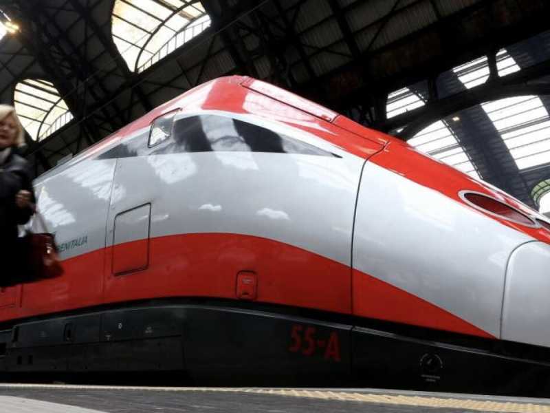 Il romano ha molto da imparare da Milano, da una decade gli bastano tre ore di alta velocit&agrave; per capirlo (nella foto LaPresse, studenti romani bloccano la stazione Termini durante un corte nel 2011)