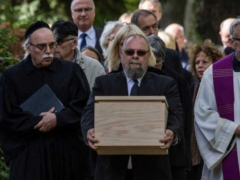 I resti delle vittime dell’anatomista Hermann Stieve sono stati sepolti al cimitero Dorotheenstädtischer Friedhof di Berlino. Stieve usava i cadaveri delle esecuzioni per fare ricerca (LaPresse)