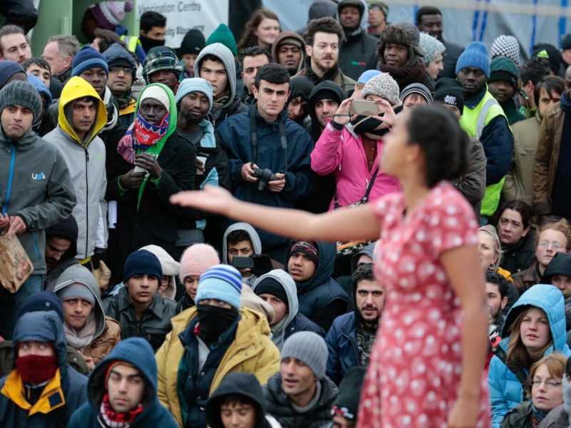 La compagnia teatrale Globe Theatre di Londra si è esibita nell'Amleto nel campo profughi di Calais nel 2016 (LaPresse)