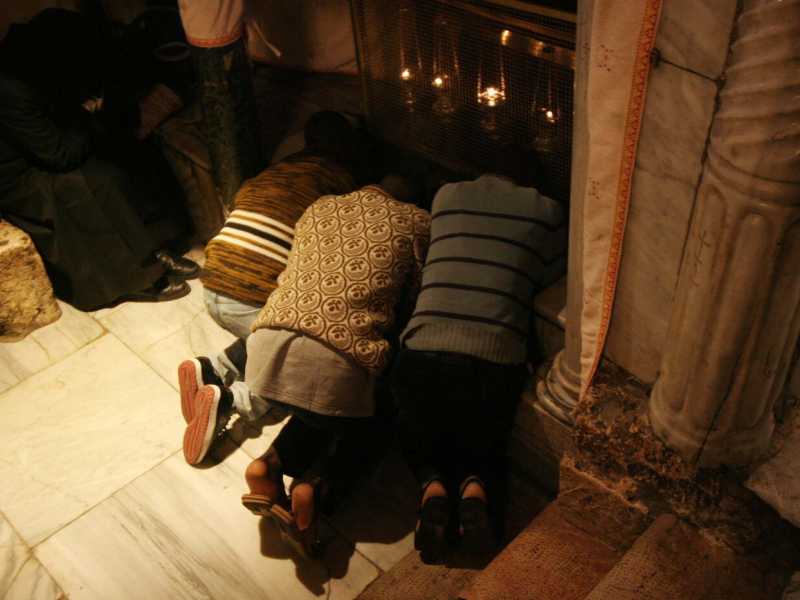 Cristiani che pregano Betlemme. Foto LaPresse