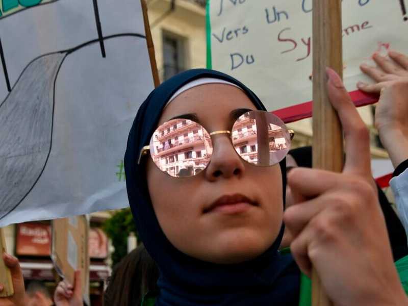 Una manifestazione ad Algeri dopo le dimissioni del presidente Abdelaziz Boutefika (foto LaPresse)