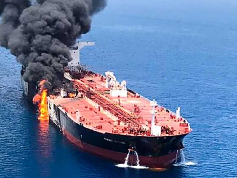 Golfo dell'Oman, petroliere in fiamme (LaPresse)