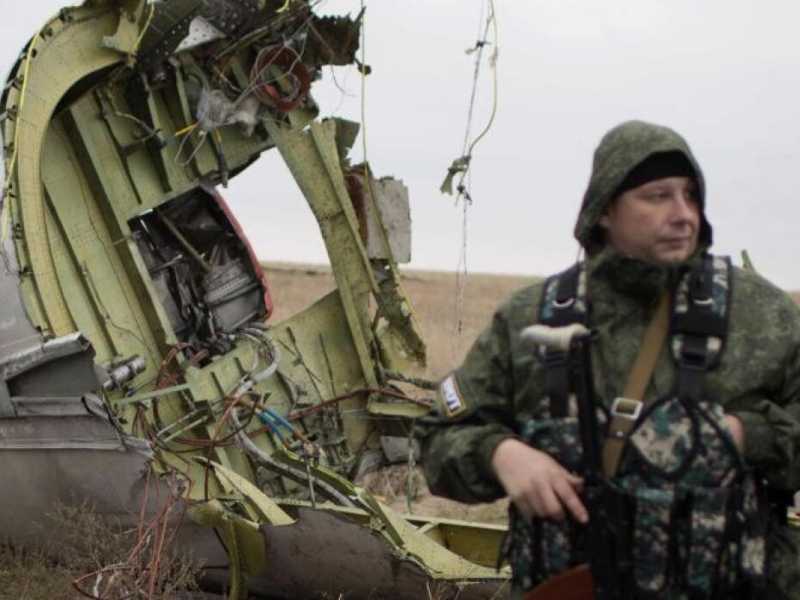 Combattenti filorussi sorvegliano i resti del volo MH17 (foto LaPresse)