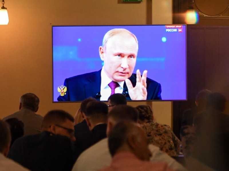 Vladimir Putin durante la "linea diretta" annuale con i cittadini russi (Foto LaPresse)