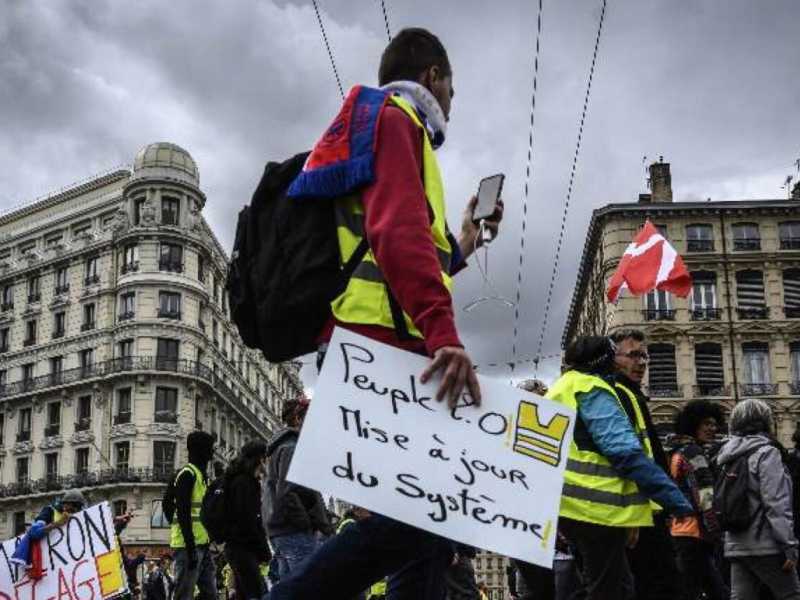 Le proteste dei gilet gialli contro l&rsquo;aumento dei prezzi del carburante sono iniziate il 17 novembre scorso quando i manifestanti allestirono dei picchetti sulle rotatorie dell&rsquo;Esagono (foto Jean-Phil