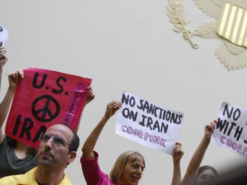 Una manifestazione a Washington durante l'audizione dello scorso 19 giugno sulla politica americana nei confronti dell'Iran. Foto LaPresse