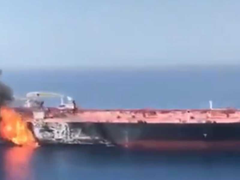 Una delle due petroliere attaccate mentre transitavano per il Golfo dell’Oman