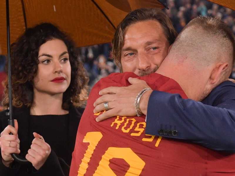 De Rossi abbraccia Totti dopo la sua ultima gara con la Roma (Foto LaPresse) 