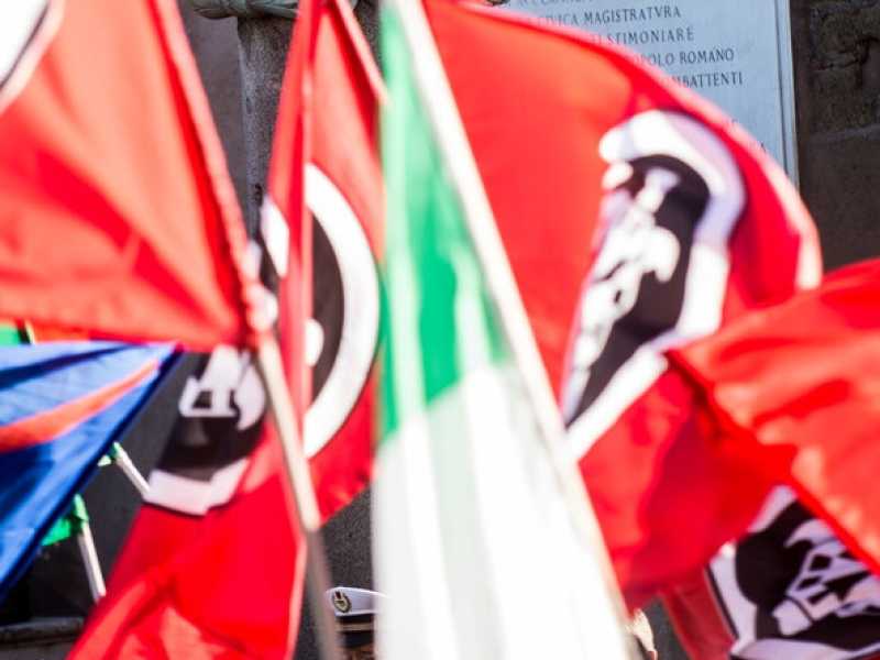Bandiere con il simbolo di CasaPound (Foto LaPresse)