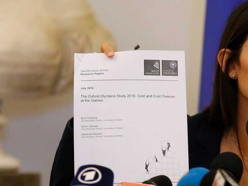 La conferenza stampa di Virginia Raggi nel 2016 sulle Olimpiadi a Roma (Foto LaPresse)