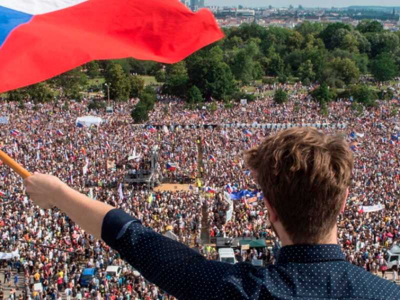 La folla si è riunita a Praga per protestare contro il primo ministro Andrej Babis (Foto LaPresse)