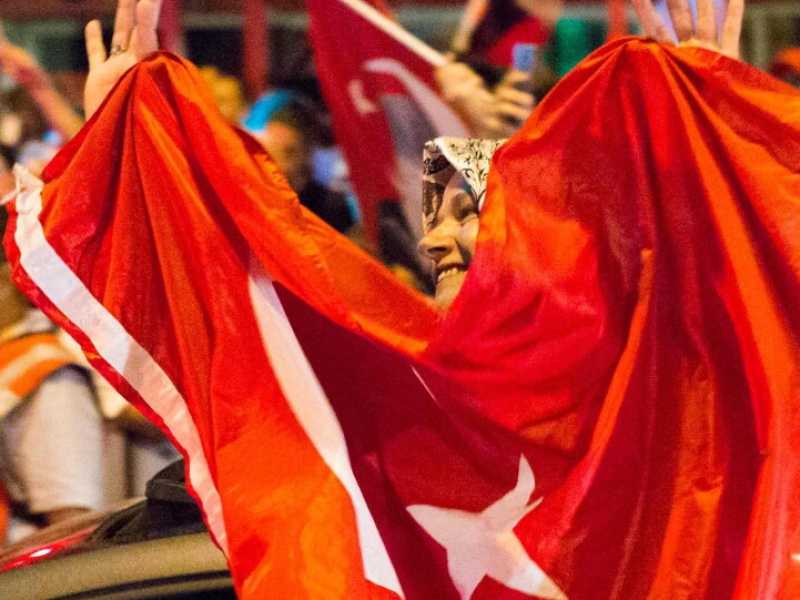 I cittadini di Istanbul festeggiano la vittoria di Imamoglu (Foto LaPresse)
