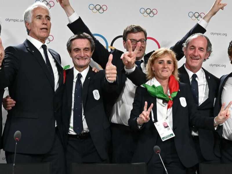 I membri della delegazione italiana festeggiano l'assegnazione delle Olimpiadi 2026 a Milano-Cortina (foto LaPresse)