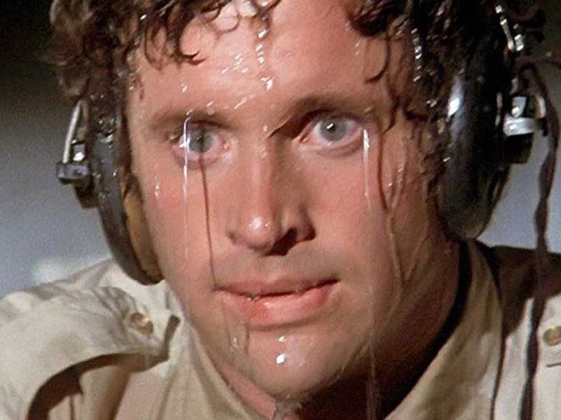 Una scena di L'aereo pi&ugrave; pazzo del mondo (Airplane!), film comico del 1980 scritto e diretto dal trio Zucker-Abrahams-Zucker