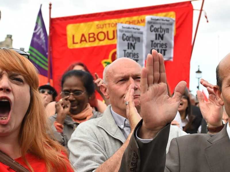 I manifestanti filo-Corbyn durante una manifestazione davanti al Parlamento (Foto LaPresse)