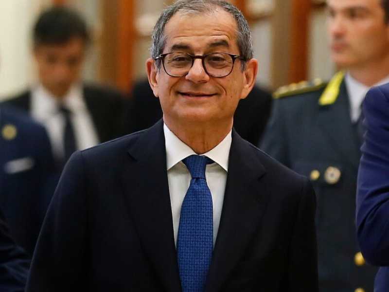 Giovanni Tria alla chiusura dell&rsquo;anno di studi della Guardia di finanza (Foto LaPresse)